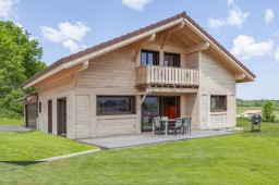 Chalet traditionnel dans l'esprit poteau-poutre