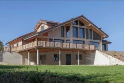 Maisons bois moderne avec de la luminosité grâce à de grandes ouvertures